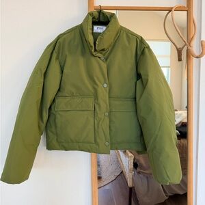 Never worn. Women’s Medium cropped boxy Green Puffer Jacket